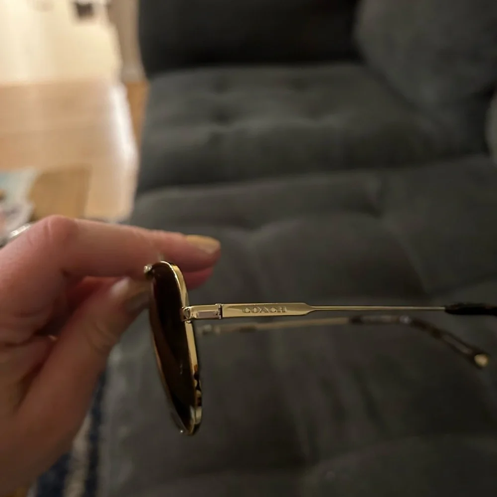 Never worn coach aviator sunglasses - Picture 4 of 4
